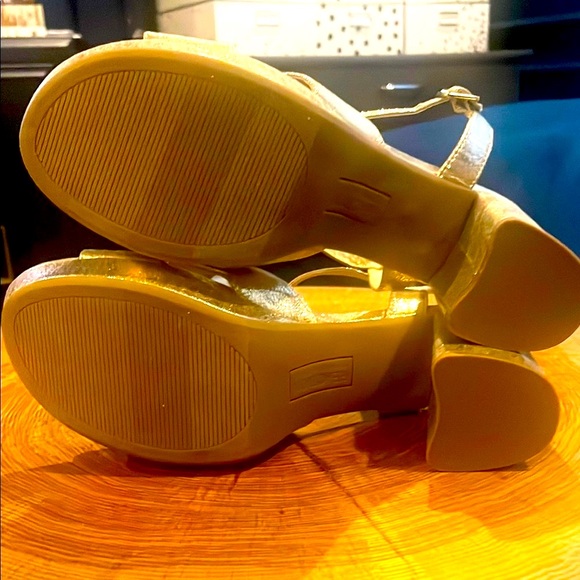 **Spring and Summer Shine!!** Steve Madden ROISEN Gold Strappy Sandals 9.5M - Picture 5 of 8